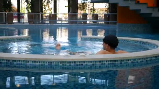 Homem relaxante em jacuzzi — Vídeo de Stock