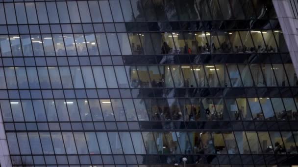 Personas que trabajan en Glass Office Building — Vídeos de Stock