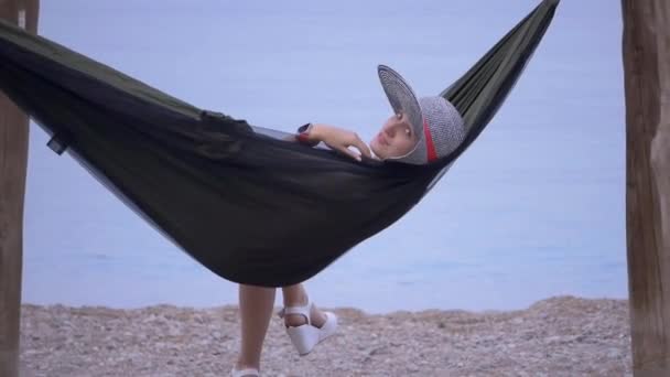 Mujer joven descansando en la hamaca — Vídeo de stock