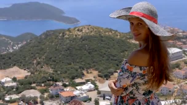 Mujer viajero disfrutando de hermosa vista de la ciudad — Vídeos de Stock