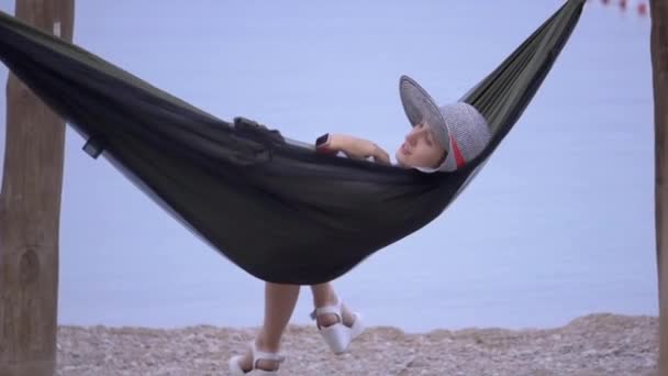 年轻女人躺在吊床上 — 图库视频影像