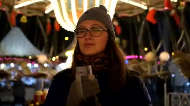 Fiatal nő hosszú karácsonyi kalapban — Stock videók