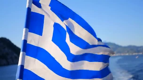 Řecká vlajka na plavbě jachty v moři — Stock video