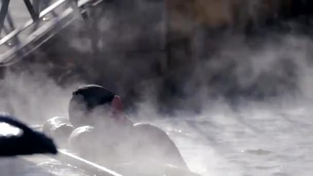 Людина в гарячому весняному геотермальному басейні — стокове відео