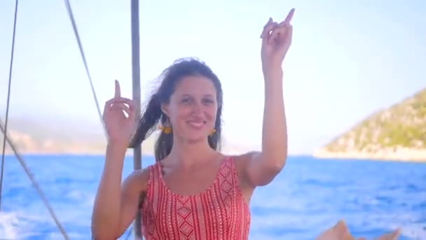 Portrait de jeune femme dansant sur le bateau — Video