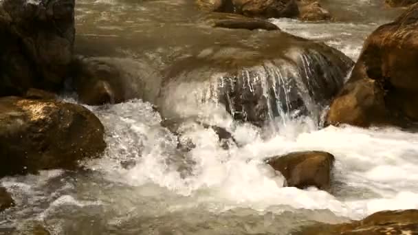 Água caindo em câmera lenta — Vídeo de Stock