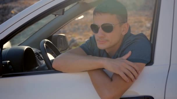 Mladý muž tančí v autě — Stock video