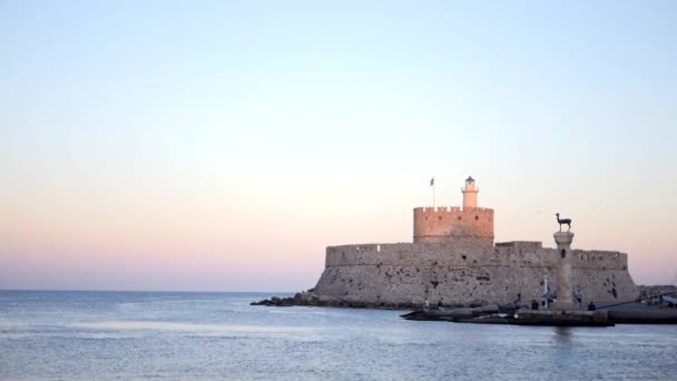 The entrance to the harbor in Rhodes greece — Stock Video
