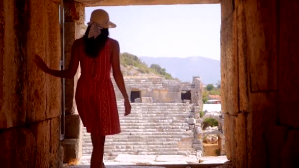 Красивая женщина, гуляющая в Античном театре — стоковое видео
