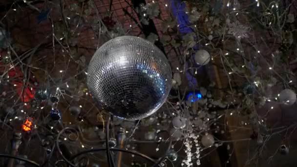 Glanzende disco bal en kerstversiering — Stockvideo