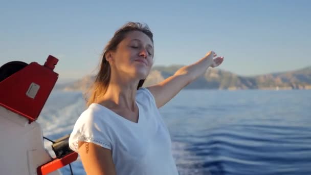 Portret van mooie jonge glimlachende blanke vrouw op de boot — Stockvideo