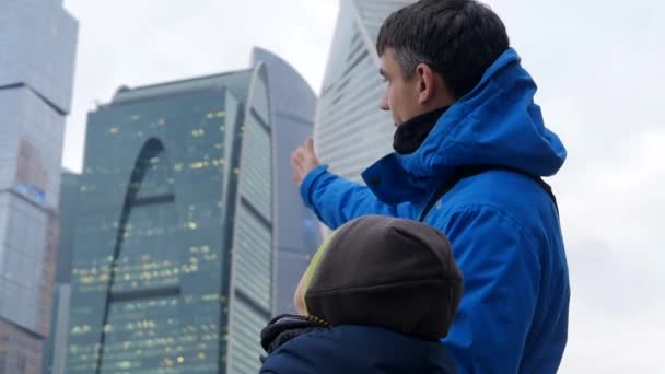 Apa és fia Moszkva City üzletközpont közelében. — Stock videók