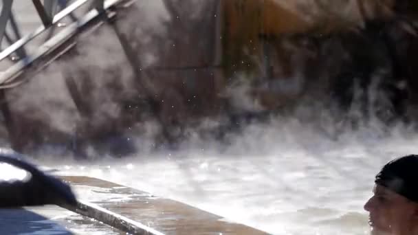 Hombre en aguas termales piscina geotermal — Vídeos de Stock