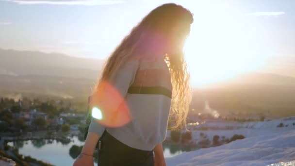 Молода жінка, що ходить на терасах Памуккккале. — стокове відео