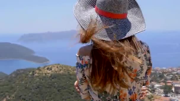 Viajero femenino disfrutando de hermosa vista de la ciudad — Vídeos de Stock