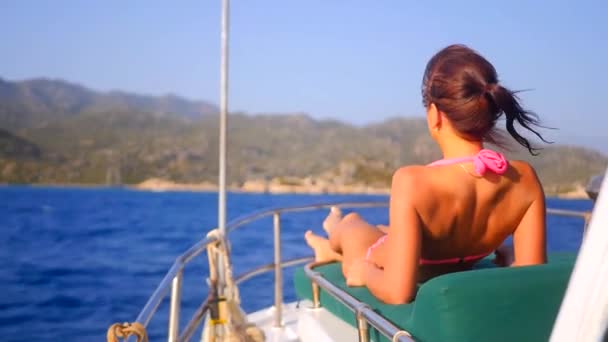 Young sexy woman sunbathing on luxury yacht — Stock Video