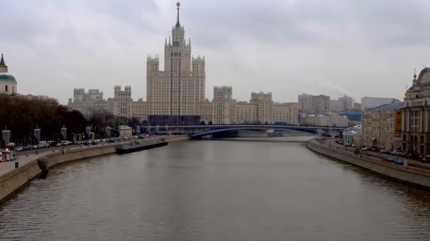 Arranha-céu no rio no centro de Moscou . — Vídeo de Stock
