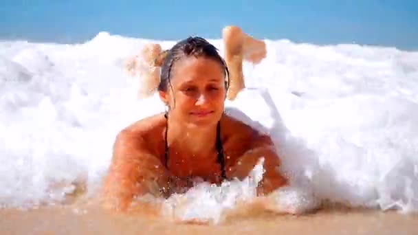 Mujer en el mar y salpicadura de olas — Vídeos de Stock