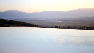 Pamukkale Türkiye'deki Pamuk Kalesi'nin terasından su akıyor