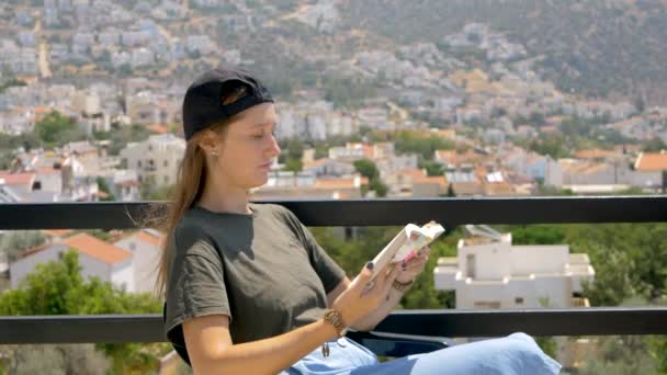 Joven chica hipster leyendo un libro — Vídeos de Stock