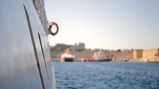 Hombre mirando por la ventana de la nave — Vídeo de stock