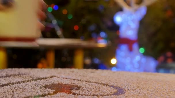 Llevar taza de café en el mercado de Navidad — Vídeo de stock