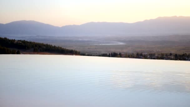 El agua fluye desde la terraza en el castillo de algodón en Pamukkale Turquía — Vídeos de Stock