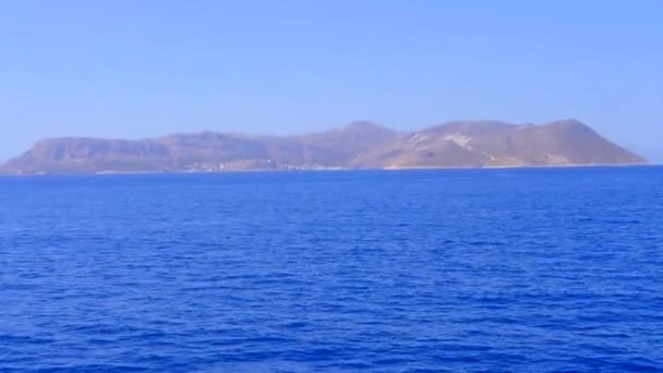 Bela vista para a ilha de Meis, Grécia — Vídeo de Stock