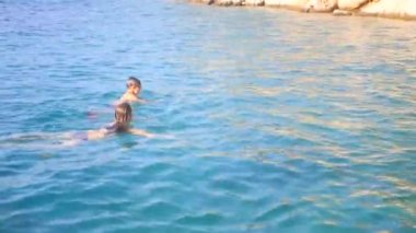 Oğlu ile anne denizde yüzme