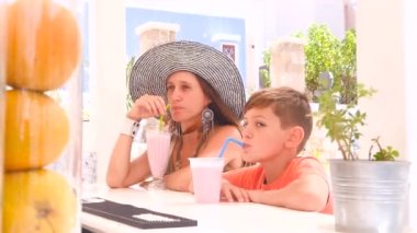 Çocuk ve annesi bir barda oturlar..