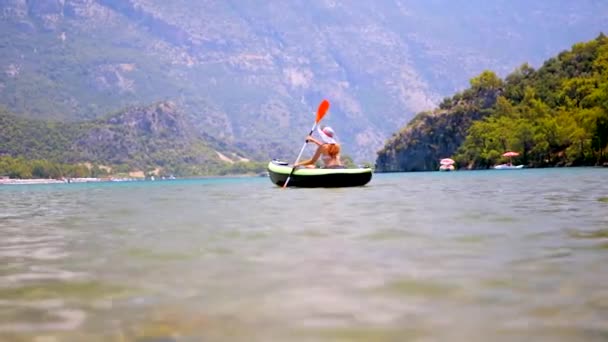 Jeune femme kayak dans la mer. — Video