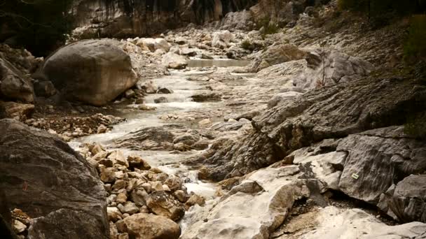 Vodopády v Kuzdere Canyon v Turecku v pomalém pohybu — Stock video