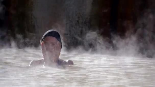 Žena v horkém jarním geotermálním bazénu — Stock video