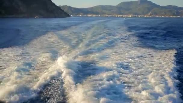 Hladina vody za rychle se pohybující katamaran — Stock video