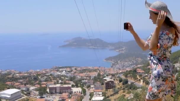 Viajero femenino tomando una foto del popular resort mediterráneo . — Vídeo de stock