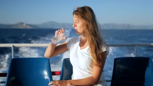 年轻女子从瓶子喝水的肖像 — 图库视频影像