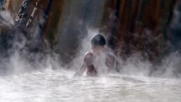 Man in hot spring geothermal pool — Stock Video