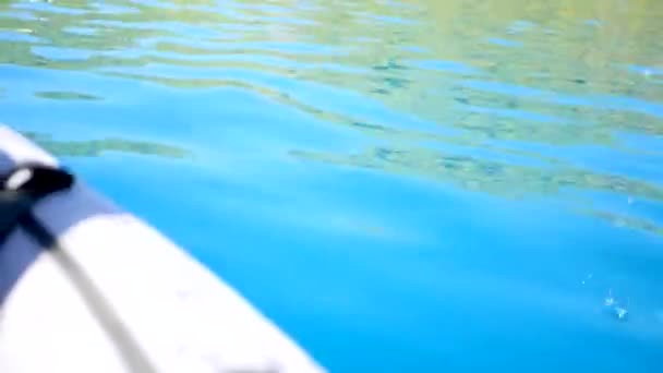 Punto di vista del kayak, primo piano della pagaia — Video Stock