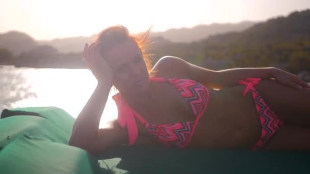 Young sexy woman sunbathing on luxury yacht — Stockvideo