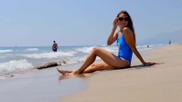 Pessoas de férias na praia - mulher relaxante na praia de areia . — Vídeo de Stock