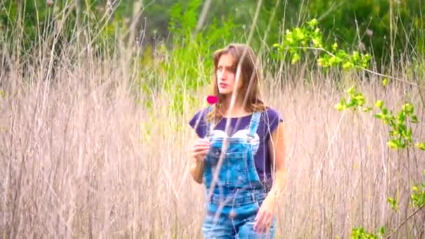 Mulher calma com flor de papoula — Vídeo de Stock