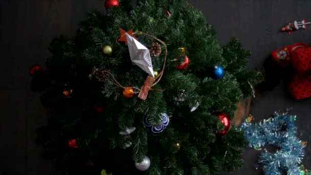 Kinder schmücken den Weihnachtsbaum — Stockvideo