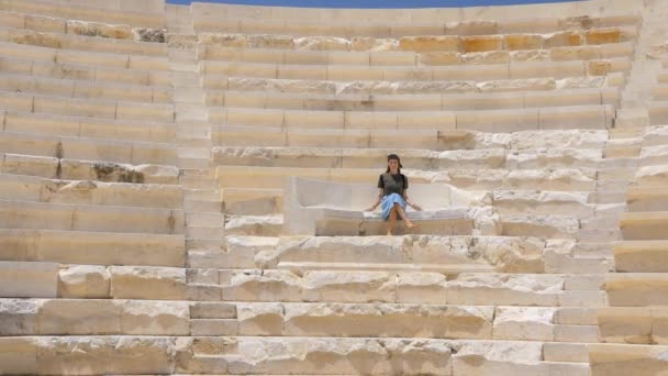 Joven chica bonita en un antiguo teatro griego — Vídeos de Stock