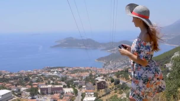 Kvinnlig resenär tar ett foto av populära Mediterranean Resort. — Stockvideo