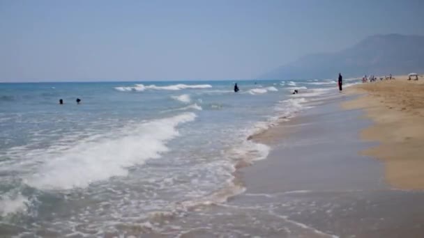 Largas olas marinas que cubren la playa de arena en Patara, Turquía — Vídeo de stock