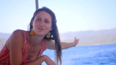 Bir yolcu gemisinde dinlenen kadın.