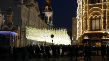 Noel dekore sokakta Insanlar