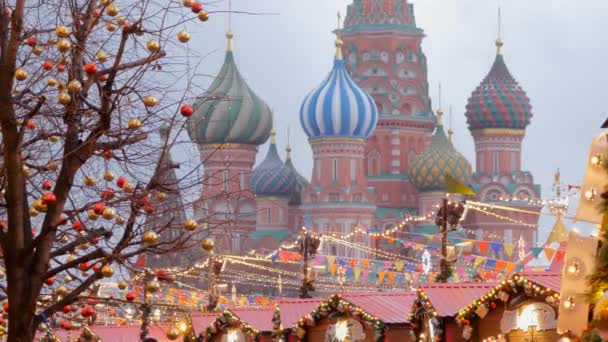Moskova Yeni Yıl ve Noel tatilleri için dekore edilmiştir. — Stok video