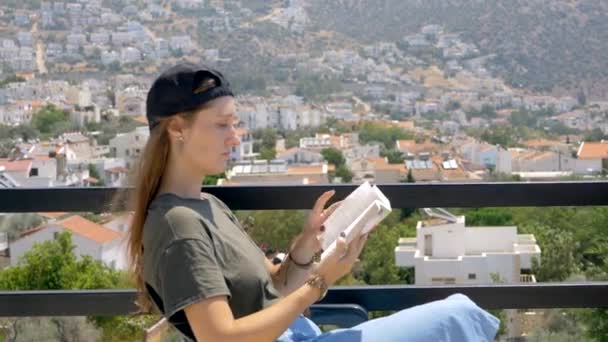 Genç hippi kız kitap okuyor. — Stok video