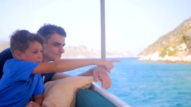Père et fils sur un yacht touristique — Video